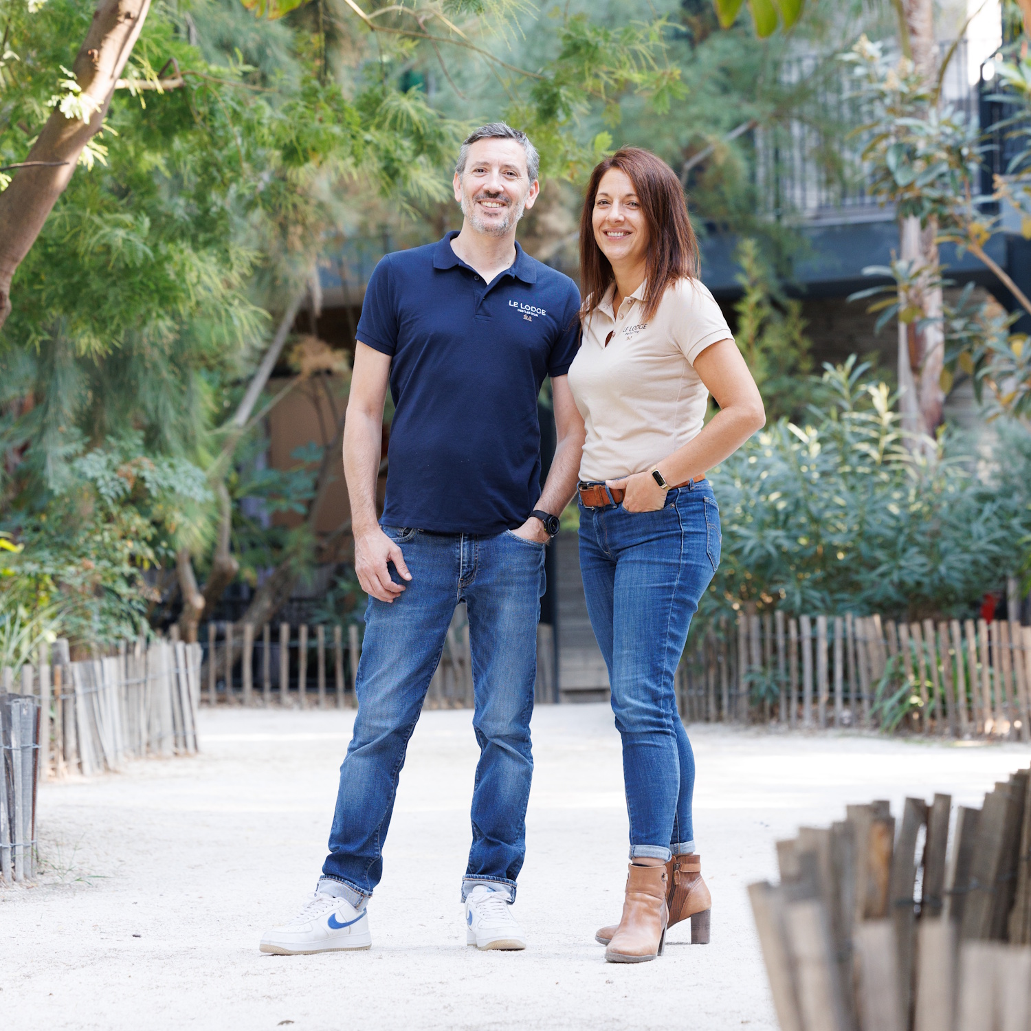 Les propriétaires du Lodge des Iles d’Or et de la Table du Lodge Les propriétaires du Lodge des Iles d'Or et de la Table du Lodge